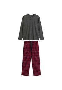 Szara, długos rękawowa bluzka henley z detalem w postaci guzików, w połączeniu z czerwoną i czarną, kraciastą piżamą z elastycznym pasem i sznurkiem.