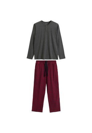 Szara, długos rękawowa bluzka henley z detalem w postaci guzików, w połączeniu z czerwoną i czarną, kraciastą piżamą z elastycznym pasem i sznurkiem.