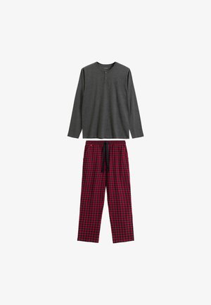 Szara, długos rękawowa bluzka henley z detalem w postaci guzików, w połączeniu z czerwoną i czarną, kraciastą piżamą z elastycznym pasem i sznurkiem.
