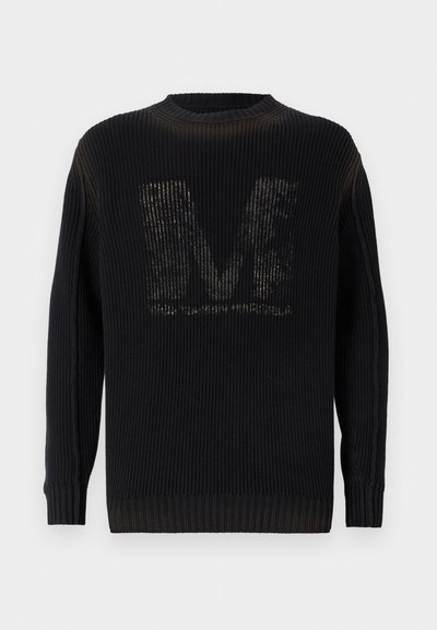 Svart stickad tröja med ribbat mönster, rundad halsringning och långa ärmar. Har ett framträdande tonalt bokstav "M" med skimrande detaljer.