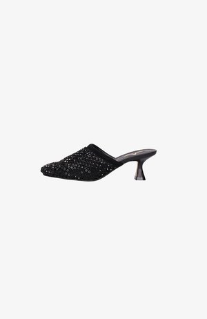 Zwarte mule schoenen met pailletten, lage gebogen hak en puntige neus, ontworpen om gemakkelijk aan te trekken.