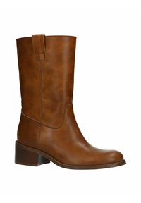 Bottine en cuir marron, hauteur genou, avec un bout arrondi, un petit talon carré et une languette sur le côté. Texture lisse avec de subtils détails de couture.