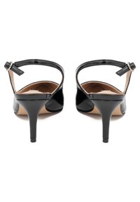 Sandali con tacco alto in pelle verniciata nera, con apertura sul retro, cinturino alla caviglia regolabile e tacco stiletto sottile. Texture liscia e design minimal.