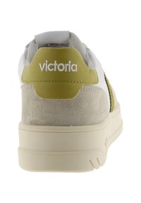 Sneaker bianca in pelle con dettagli in suede grigio e un'etichetta sul tallone verde. Presenta una superficie testurizzata e il logo "victoria" in bianco.