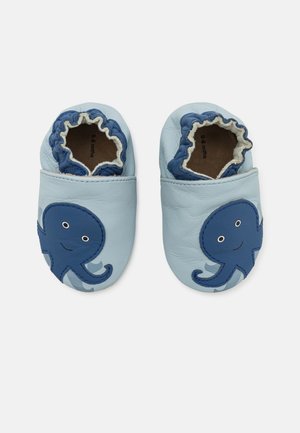 Bottines en cuir pour bébé en bleu clair, présentant un design de pieuvre bleue sur chaque chaussure, avec une ouverture élastique froncée et une douce doublure beige.