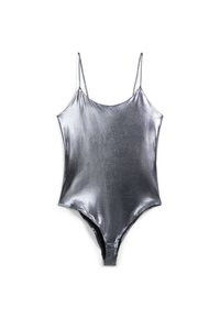 Costume da bagno intero in argento metallico con spalline sottili, gamba alta e una texture liscia e lucida.