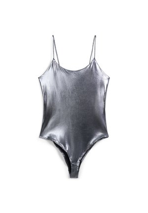 Costume da bagno intero in argento metallico con spalline sottili, gamba alta e una texture liscia e lucida.