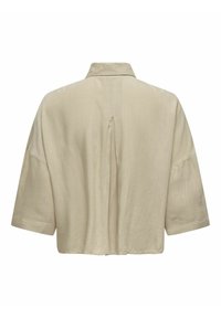 Beige, letvægts bluse med krave, drop skuldre og 3/4-længde ærmer. Har en midterbagside plissering og en glat tekstur.