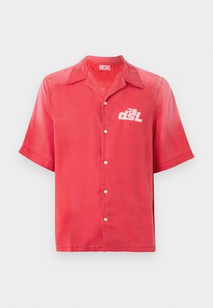 Chemise à boutons rouge à manches courtes en tissu lisse. Présente un col et un logo blanc sur la poitrine gauche. Design simple, sans motifs.
