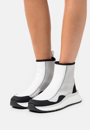 High-top trainers - black/white