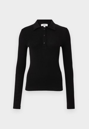 Crna polo majica s dugim rukavima od mekane tkanine, s ovratnikom, kopčanjem na gumbe i pristajućim krojem za elegantan izgled.