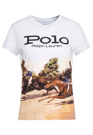 Biała bawełniana koszulka z nadrukiem przedstawiającym dwóch jeźdźców konnych w ruchu, z wyraźnym napisem "Polo Ralph Lauren" na piersi.