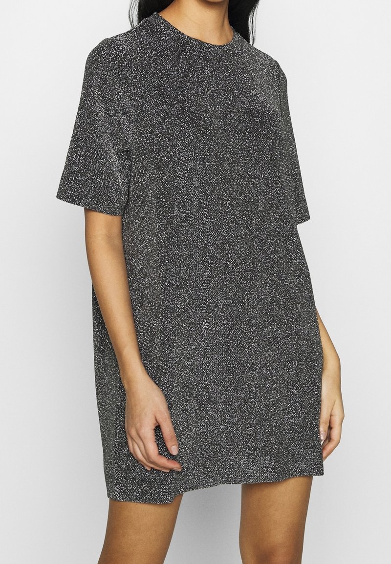 Krátké černé šaty s volným střihem, krátkými rukávy, vyrobené z texturované tkaniny s třpytivým efektem, s kulatým výstřihem.