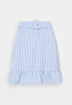 Jupe vichy bleu clair et blanc avec une ceinture assortie et une boucle carrée, présentant un ourlet volanté.