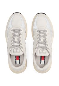 Baskets blanches en mesh et synthétique avec accents beiges, bout rond, surfaces texturées et lacets gris clair. Comprennent une semelle intérieure de marque.