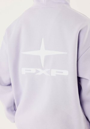 Sudadera de color morado claro hecha de una tela suave, con una gran estrella blanca y el logo "PXP" en la parte posterior. Diseño simple con un corte relajado.