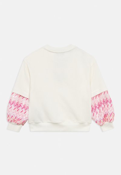 Λευκό φούτερ με μακριά, φουσκωτά ροζ μανίκια με σχέδια από ζιγκ ζαγκ από παγιέτες, ριμπ γιακά, μανσέτες και κάτω μέρος, φαίνεται από πίσω.