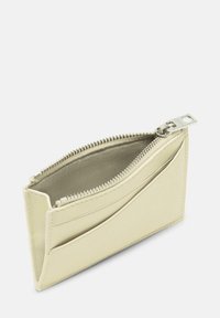 Jasnozłoty skórzany portfel o fakturowanej powierzchni z zamkiem błyskawicznym, z dwoma zewnętrznymi kieszeniami na karty i gładką podszewką wewnętrzną.