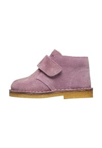 Stivaletto per bambino in suede viola con cinturino a strappo e suola in crepe color nocciola, mostrato dal lato interno.