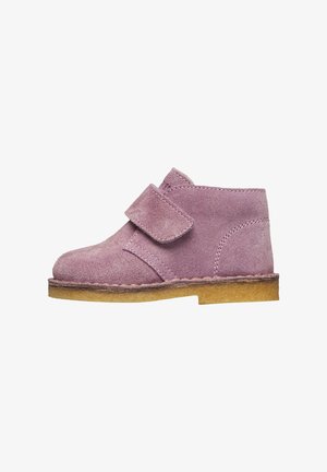 Stivaletto per bambino in suede viola con cinturino a strappo e suola in crepe color nocciola, mostrato dal lato interno.