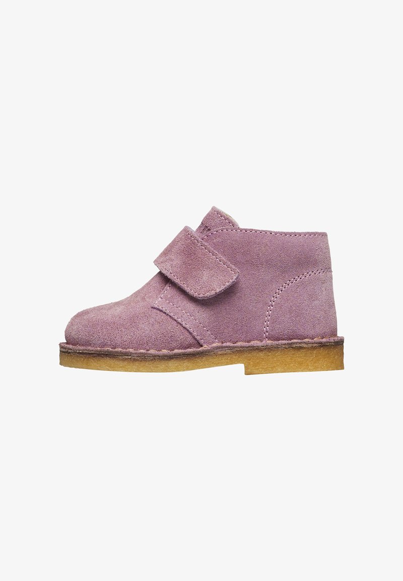 Stivaletto per bambino in suede viola con cinturino a strappo e suola in crepe color nocciola, mostrato dal lato interno.