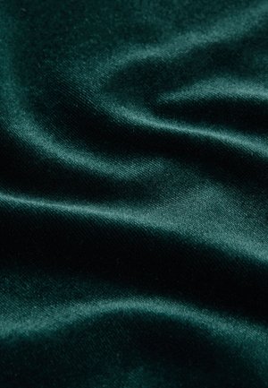Mélyzöld szatén szövet sima textúrával, finom redőkkel és enyhe fényességgel, kiemelve a szín gazdagságát.