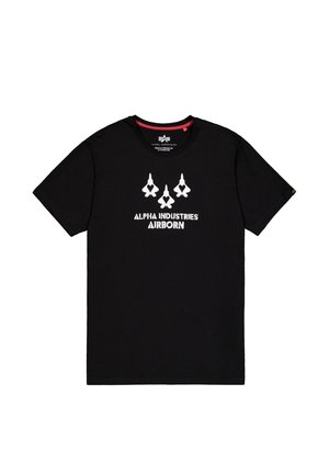 Schwarzes kurzärmliges T-Shirt mit weißem Motiv von drei Jets mit Herzsymbolen und dem Text "Alpha Industries Airborn" auf der Vorderseite.