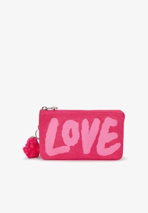 Neceser rosa con cremallera y la palabra "AMOR" impresa en un tono rosa más claro. Presenta un charm rosa esponjoso adjunto a la cremallera. Hecho de material sintético.