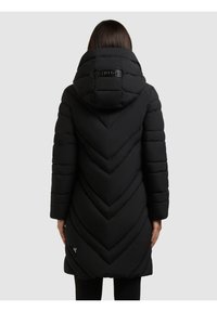 Sort puffersjakke med en chevron-mønster, h�ætte og et logodetalje bagpå. Har quiltede sektioner og et mellemlangt design.