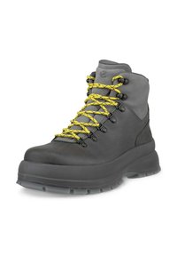 Grå vandringskänga med gula snören, tillverkad av slitstarkt material. Har en hög ankel-design, texturerad gummisula och metallöglor.