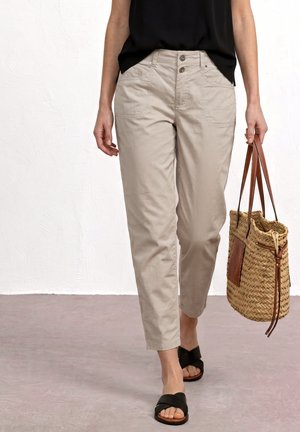 Street One, HIGH WAIST BARREL LEG HOSE - Pantalones - clay sand