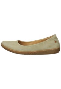 Jasnozielony płaski but z okrągłym noskiem, teksturowaną cholewką i brązową gumową podeszwą. Minimalne przeszycia i małe logo akcentowe na pięcie.