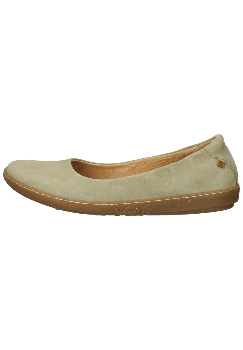 Jasnozielony płaski but z okrągłym noskiem, teksturowaną cholewką i brązową gumową podeszwą. Minimalne przeszycia i małe logo akcentowe na pięcie.