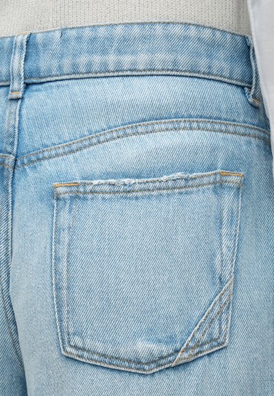 Ανοιχτό μπλε τζιν παντελόνι με πίσω τσέπη, με ελαφριά ραφή και ομαλή υφή, που εμφανίζει διαγώνιες ραφές κοντά στη μέση.
