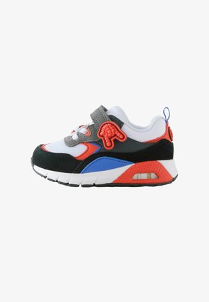 Sorte og hvide sneakers med røde og blå accenter, grå rem og en skildpadde-formet detalje. Har en polstret krave og luftdæmpning.