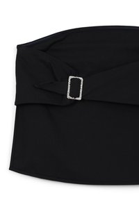 Abito nero senza spalline con un design attorcigliato fissato da una fibbia decorativa argentata. Tessuto liscio ed elastico con una silhouette aderente.