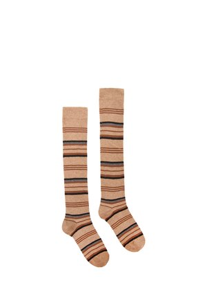 Paire de chaussettes beige montantes jusqu'aux genoux avec des rayures horizontales dans des tons marron, noir et gris sur fond blanc.