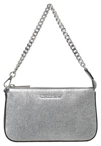 Srebrna metaliczna torebka kopertówka o teksturowanej powierzchni, z zamkiem błyskawicznym i łańcuszkiem. Posiada logo z przodu oraz gładkie wykończenie wnętrza.