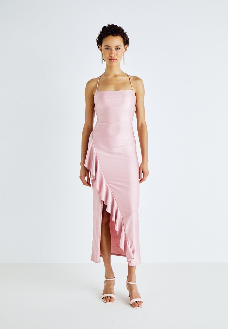 Ροζ σατέν φόρεμα με τετράγωνη λαιμόκοψη, ρυθμιζόμενες τιράντες και πλαϊνό βολάν. Εφαρμοστό σιλουέτα με σκίσιμο μέχρι το μηρό.
