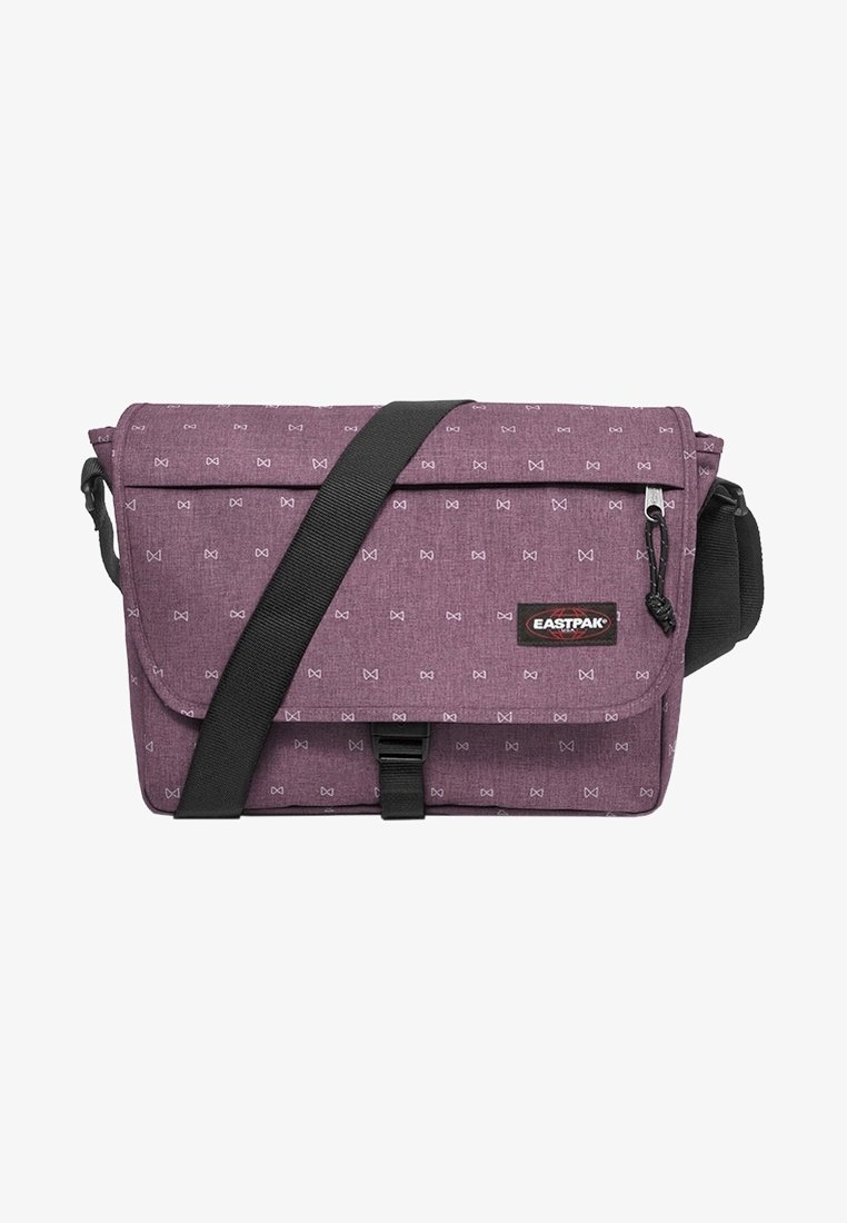 Bolso de mensajería morado con una tela texturizada que presenta un patrón de lazo. Correa negra ajustable y una solapa frontal con cierre de hebilla. Logo de Eastpak visible.