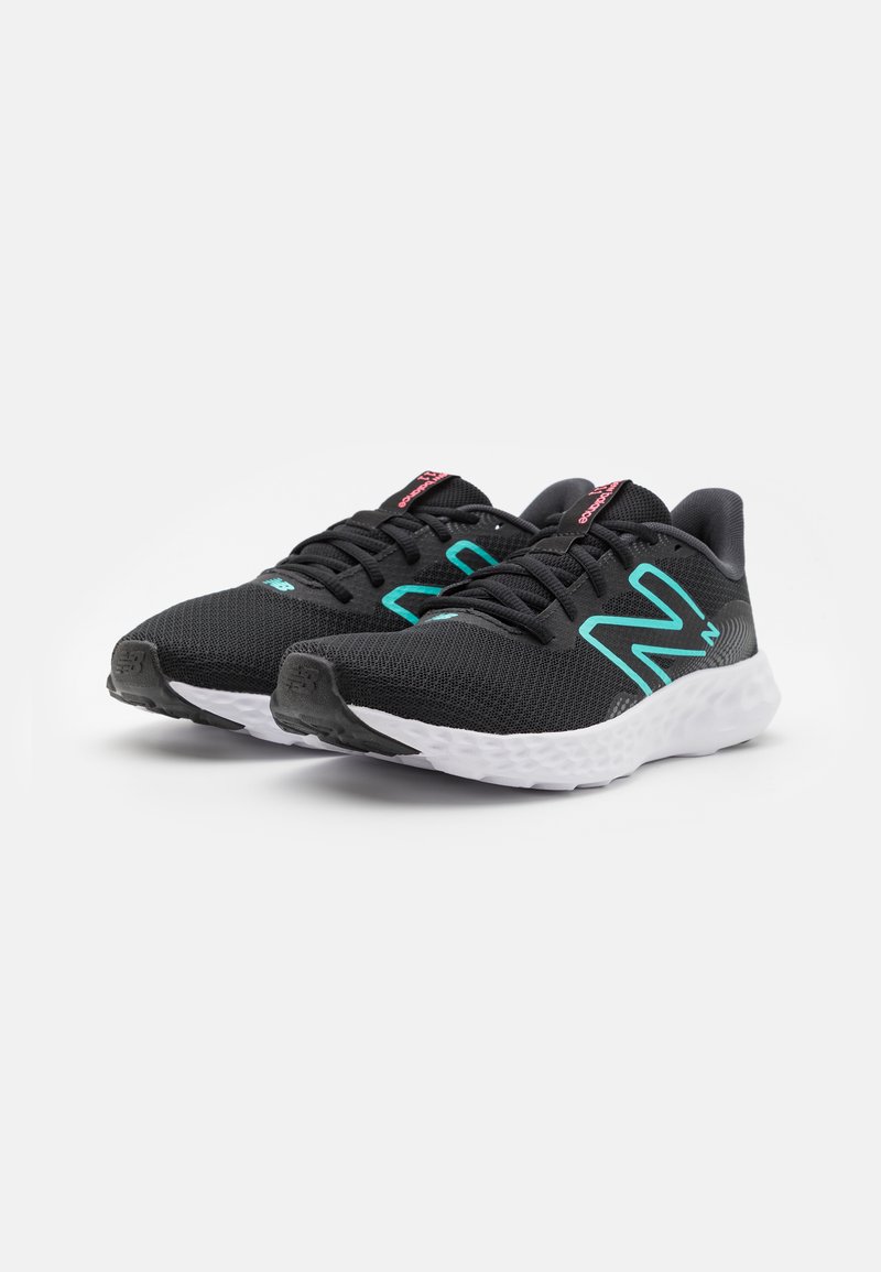 Scarpe sportive nere con tomaia in rete, dettagli in blu acquamarina a contrasto e suole bianche imbottite. Presentano lacci e punta rinforzata.