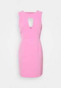 Robe rose sans manches présentant une découpe en forme de goutte, un corsage structuré, une texture lisse avec une silhouette ajustée et des plis subtils.