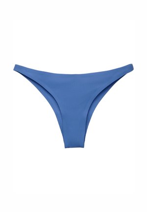 Bas de bikini bleu à côtes avec une coupe haute et des côtés étroits. Texture lisse et couverture minimale. Pas de matériel ou de motifs visibles.