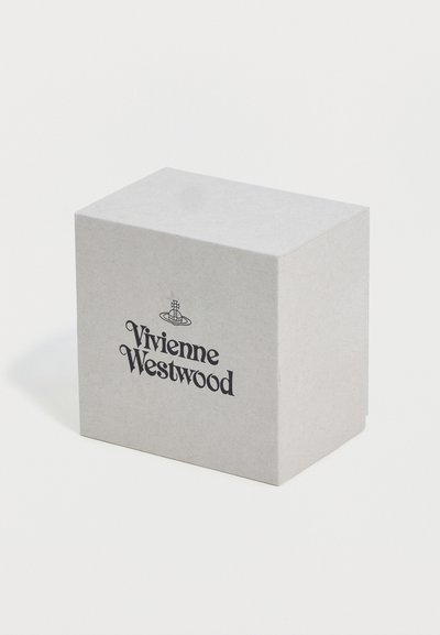Fehér téglalap alakú doboz, amelyen a Vivienne Westwood logó és márkanév feketével van nyomtatva az elülső oldalon, fehér háttérrel.