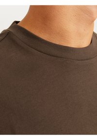 Jack & Jones PREMIUM JPRBLAHARVEY TEE UNISEX - Camiseta básica - chocolate brown