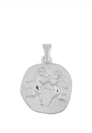 Silberner Anhänger mit geprägten Zwillingen, die sich gegenüberstehen, Händchen halten, umgeben von kleinen Sternen, die das Sternzeichen Zwillinge symbolisieren.