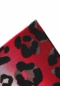 Rote Stoff mit einem Leopardenmuster in Schwarz und Braun, mit einer weichen Textur und einem rohen Kantenfinish.