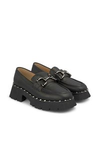 Schwarze Lederloafer mit einem Schnallenriemen und metallischen Nieten entlang der Sohle. Dicke strukturierte Plateausohle für zusätzlichen Höhenzuwachs.