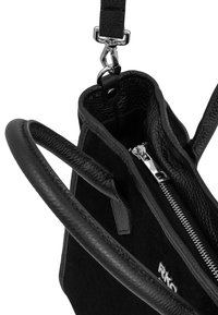 Czarna torebka wykonana z materiałów skórzanych i zamszowych, z zamknięciem na zamek błyskawiczny, gładką teksturą oraz metalowym klipsem na pasku.