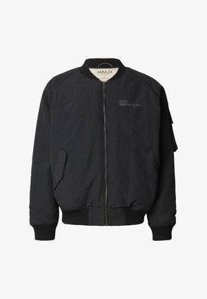 Czarna kurtka bomberka z prążkowanym kołnierzem i mankietami, z frontowym zamkiem błyskawicznym, dwoma bocznymi kieszeniami oraz subtelnymi detalami marki.